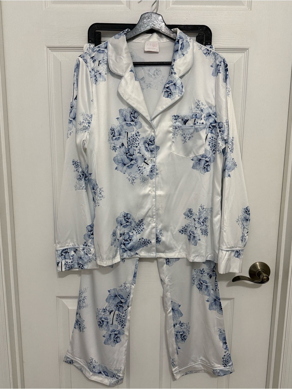 Le Rose Women’s white and blue floral pajama set